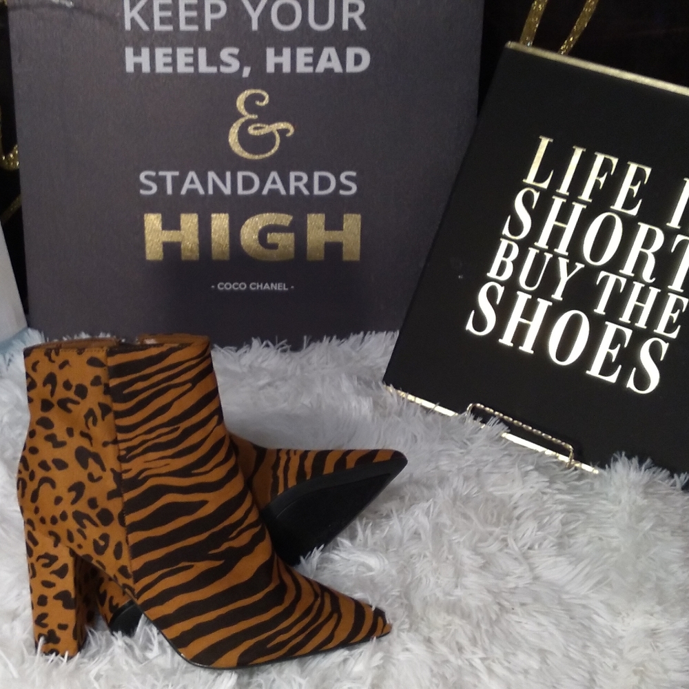 🗣‼️FLASH SALE‼️🗣Animal Print Ankle Booties